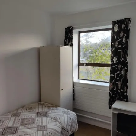 Pleasant Budget Friendly 6 Bed Shared Room Dublin *